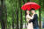예비부부 서은혜(왼쪽) 씨와 지창락 씨가 19일 오후 서울 강남구 양재천 인근 공원에서 다정한 모습을 보이고 있다. 올 8월 결혼 예정인 두 사람은 강남구와 한국한아름복지회에서 주관하는 &#39;결혼학교&#39; 수업을 함께 들었다. 우상조 기자