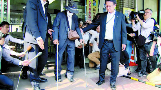 [사진] 12명 친 일본 87세, 14㎝ 계단도 못올라가