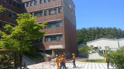 26년 된 부산대 건물 외벽돌 무너져…'벽돌 폭탄' 맞은 미화원 사망