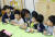 과일간식을 먹고 있는 충북 영동군 영동초등학교 학생들. [사진 농림축산식품부]