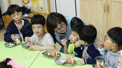 “애들이 과일 나오는 날만 기다려요”…초교 ‘과일간식’ 현장 얘기 들어보니