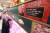 아프리카 돼지열병의 영향으로 돼지고기 값이 오르고 있다. 사진은 지난 13일 서울 시내 한 대형마트에서 시민이 삼겹살을 고르는 모습. [뉴스1]