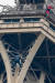 한 남성이20일(현지시간) 맨손으로 에펠탑 3층 밑에서 출동한 구조대와 대화하고 있다.  [AFP=연합뉴스]
