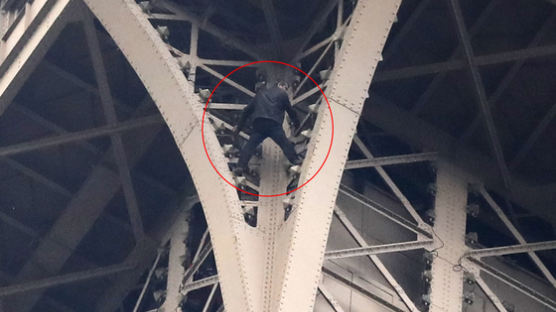 안전장치없이 에펠탑에 오르던 남성, 6시간 넘게 매달려있다 경찰에 붙잡혀
