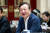 런정페이 화웨이 창업자가 21일 선전 화웨이 본사에서 중국 매체들의 연합 인터뷰를 하며 웃고 있다. [사진=CC-TV]