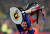 스페인 프리메라리가 우승 트로피를 들어올리면서 환호하는 FC바르셀로나의 리오넬 메시. [로이터=연합뉴스]