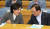 더불어민주당 이해찬 대표(오른쪽)와 박영선 중소벤처기업부 장관이 20일 오후 국회 의원회관에서 열린 소상공인·자영업 정책토론회에서 대화하고 있다. [연합뉴스]