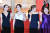 기생충의 조여정,장혜진,박소담,이정은(왼쪽부터)이 21일 칸 레드카펫에서 손을 흔들고 있다.[AFP=연합뉴스]