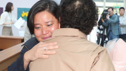 한국 오려 '선박 검사관' 된 입양 여성 41년 만에 가족 만났다