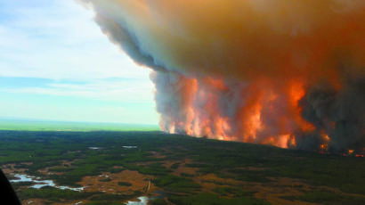 [사진] 캐나다 대형산불 수만 명 대피 … 비상사태 선포