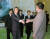 2002년 9월 방북한 고이즈미 준이치로 당시 일본 총리가 김정일 국방위원장과 인사하고 있다. 아베 신조 총리(왼쪽 세 번째)는 관방장관 자격으로 참석했다.