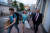 카네기홀이 2012년 창단한 오케스트라 NYO-USA의 단원들과 함께 한 길린슨 예술감독(맨 오른쪽). [사진 크리스 리(Chris Lee), 카네기홀] 