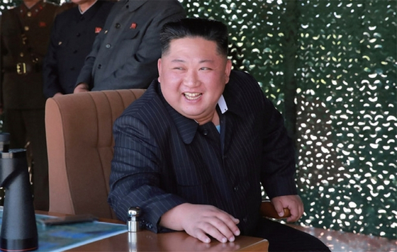 김정은 북한 국무위원장이 5월 9일 ‘조선인민군 전연(전방) 및 서부전선방어부대들의 화력타격훈련’을 참관하고 있다. / 사진:연합뉴스