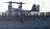 22일(현지시간) 미국 뉴욕 허드슨강에서 함대 주간을 맞아 입항한 해군과 선원들이 경례를 하고 있다. AFP=연합뉴스]