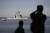 22일(현지시간) 미국 뉴욕에서 시민들이 허드스강에 입항한 미 해군 구축함을 지켜보고 있다. [AFP=연합뉴스]