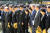 부시 전 대통령(오른쪽 네번째)과 참석자들이 추도식에서 묵념을 하고 있다. [연합뉴스]