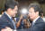 새로 선출된 오신환 바른미래당 원내대표(왼쪽)가 15일 국회에서 유승민 전 대표와 악수하고 있다. 오종택 기자
