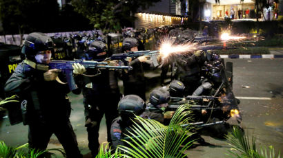 [사진] 인도네시아 대선 불복 시위대에 총격