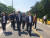 봉하마을 입구에서 차가 막히자 이인영 더불어민주당 원내대표가 일행들과 함께 차에서 내려 걸어서 행사장으로 가고 있다. 이우림 기자