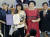 이미 마르코스 상원의원(왼쪽 둘째)과 이멜다 마르코스가 22일 마닐라에서 열린 당선식에서 기념사진을 찍고 있다.오른쪽은 이멜다의 아들 페르디난드 마르코스 주니어. 왼쪽은 딸 아리린 마르코스.[EPA=연합뉴스] 
