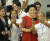 22일 딸의 당선식에 참석한 이멜다가 선관위 관계자들과 기념사진을 찍고 있다.[AFP=연합뉴스] 