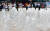 이른 더위가 찾아온 23일 오후 서울 중구 서울광장 분수대 앞으로 시민들이 지나가고 있다. [뉴스1]