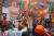 2019년 5월 23일(현지시간) 인도 뉴델리에서 총선 승리 소식에 환호하고 있는 인도 국민당 지지자들의 모습. [AP=연합뉴스]  