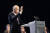 디터 제체 다임러 그룹 회장이 22일(현지시간) 독일 베를린에서 열린 연례 주주총회에서 마지막 연설을 한 뒤 환호하는 주주들에게 손을 흔들어 답하고 있다. [EPA=연합뉴스]