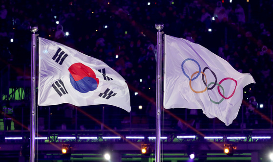 지난해 2월 9일 평창 올림픽스타디움에서 열린 2018 평창 동계올림픽대회 개회식에서 올림픽기가 태극기와 함께 휘날리고 있다. [사진공동취재단]