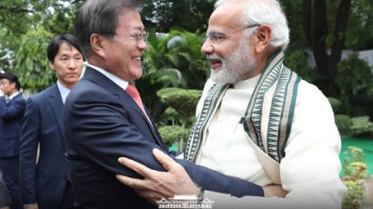 문대통령, 모디 인도 총리 재집권 축하…"저와 형제 같은 사이"