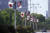 트럼프 대통령 숙소 주변의 도쿄 거리에 미국 국기와 일본 국기가 게양되어 있다. [AP=연합뉴스]