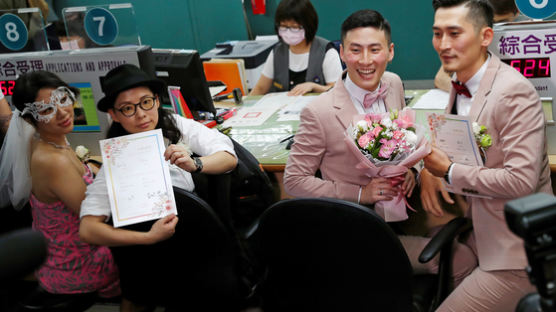 대만, 동성혼 법제화 첫날 526쌍 ‘동성부부’ 결혼 등기 마쳐
