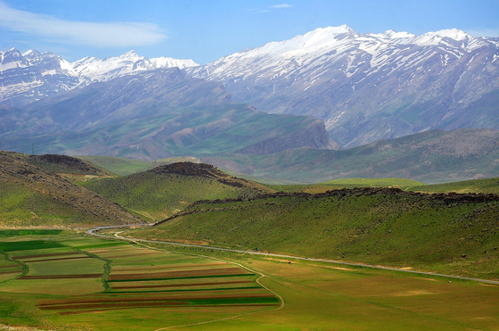 이란 고원의 서부와 남부를 감싸고 있는 험준한 자그로스 산맥의 일부 모습. [위키피디아]