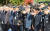 문재인 대통령이 지난해 10월 25일 오후 서울 백범기념관에서 열린 제73주년 경찰의 날 기념식에서 참석자들과 순직 경찰관에 대해 묵념을 하고 있다. [연합뉴스]