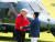 도널드 트럼프 미국 대통령과 아베 신조 일본 총리가 26일 일본 지바현의 모바라 컨트리 클럽에서 만났다. [AFP=연합뉴스] 