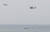 페르시아만의 출입구인 호르무즈 해협의 모습. 미 해군의 항모 조지 HW 함에 이란 혁명 수비대 고속정이 따라 붙고 있고 상공에는 미 해군 헬기가 비행 중이다. 2017년 자료 사진이다.[로이터=연합뉴스] 