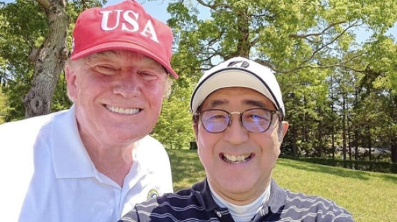 트럼프-아베, 일본서 2시간 30분 골프회동…함께 셀카도