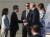 25일 오후 도쿄 하네다공항에 전용기(에어포스원) 편으로 도착한 도널드 트럼프 미 대통령이 고노 다로 일본 외상(왼쪽에서 2번째)의 영접을 받고 있다. [도쿄 교도=연합뉴스]