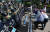 22일 오후 서울 현대사옥 앞에서 전국금속노동조합과 현대중공업, 대우조선해양 노조원들이 사옥 진입을 시도하며 경찰과 대치하고 있다. [뉴스1]