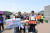 지난 26일 예당호 출렁다리 100만번째 관람객인 김민기씨 가족이 황선봉 예산군수(뒷줄 가운데)에게 선물을 받고 기념사진을 찍고 있다. [사진 예산군]