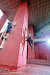  벽을 타고 높이 점프하는 시범을 보이는 ‘모험 움직임 지대’ 참가자들.