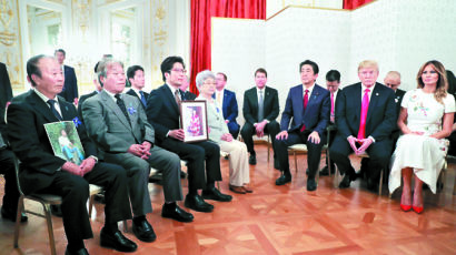 [사진] 일본 납북자 가족 만난 트럼프