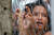 27일(현지시간) 브라질 북부 아지니우 조빙 교도소 앞에서 사망한 수감자의 가족이 눈물을 흘리고 있다. [로이터=연합뉴스]