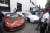시민들이 26일(현지시간) 멕시코시티 로스 피노스에서 압수된 차량을 살펴보고 있다. [AP=연합뉴스]