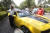 한 시민이 26일(현지시간) 멕시코시티 로스 피노스에서 경매 자동차 옆에서 기념촬영을 하고 있다. [AP=연합뉴스]
