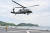 도널드 트럼프 미국 대통령이 탄 전용헬기 마린원이 28일 오전 10시 30분쯤 일본 해상자위대 가가함 갑판에 내리고 있다. [EPA=연합]