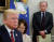 존 볼턴 미국 백악관 국가안보보좌관(오른쪽)이 트럼프 대통령을 바라보고 있다. / 사진 : AP/연합뉴스