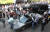  26일(현지시간) 멕시코 멕시코시티 엣 대통령 관저인 로스 피노스에서 시민들이 고급차 경매에 참석해 차량을 살펴보고 있다. [EPA=연합뉴스]