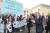 카자흐스탄을 국빈방문한 문재인 대통령 내외가 지난달 21일(현지시각) 알마티 고려극장을 방문해 환영나온 교민들과 인사하고 있다. [사진 청와대사진기자단]