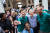 애플이 워싱턴 DC 카네기도서관에 플래그십 매장을 연 지난 11일(현지시간) 팀 쿡 CEO(오른쪽 두번째)가 녹색 셔츠를 입은 애플스토어 직원들과 기념 촬영을 하고 있다. [사진 애플]